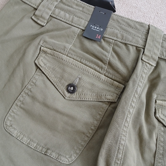 torrid ♡ military twill green short - Picture 7 of 9